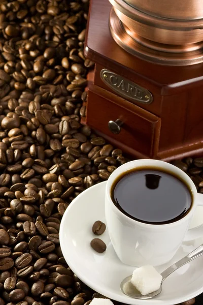 Tasse Kaffee und Mühle — Stockfoto
