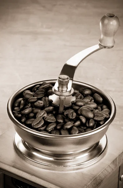 Granos de café y molinillo en madera — Foto de Stock