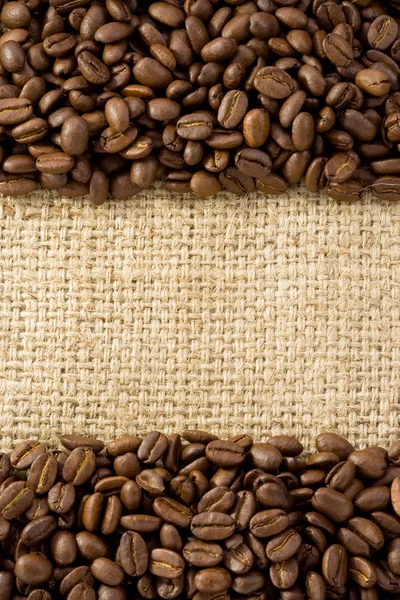 Kávová zrna na pytlovina pytel — Stock fotografie