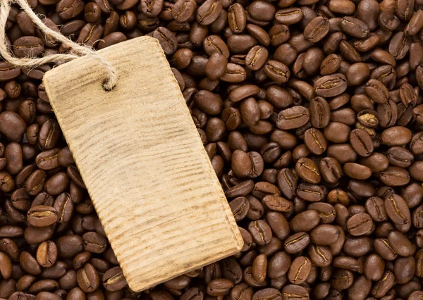 Koffiebonen en prijskaartje — Stockfoto