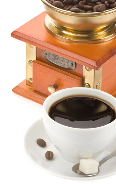 Kopje koffie en grinder met bonen — Stockfoto