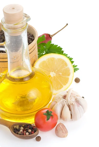 Voedingsmiddelen en nieuwe voedselingrediënten en specerijen op wit — Stockfoto
