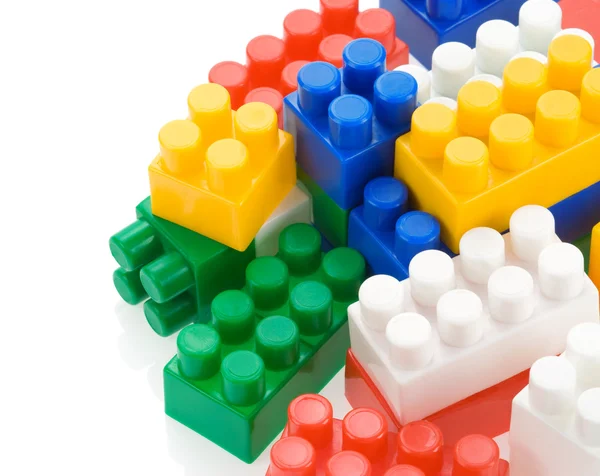 Bunte Plastikspielzeuge auf weißem Hintergrund — Stockfoto