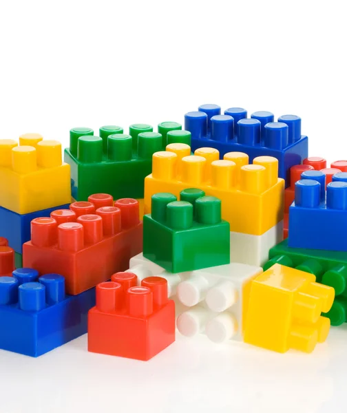 Красочные пластиковые игрушки, изолированные на белом — стоковое фото
