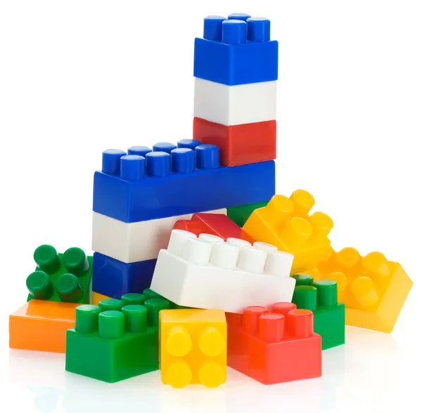Kolorowe zabawki z tworzyw sztucznych na białym tle — Zdjęcie stockowe