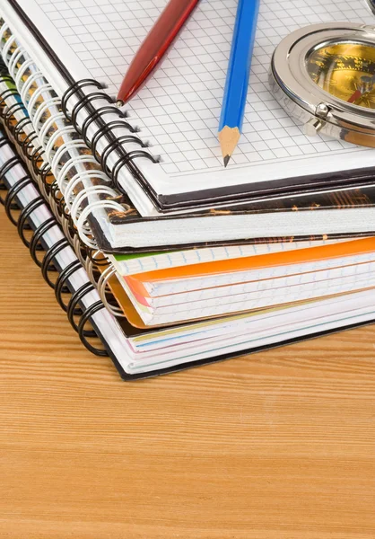 Notebok e caneta sobre madeira — Fotografia de Stock