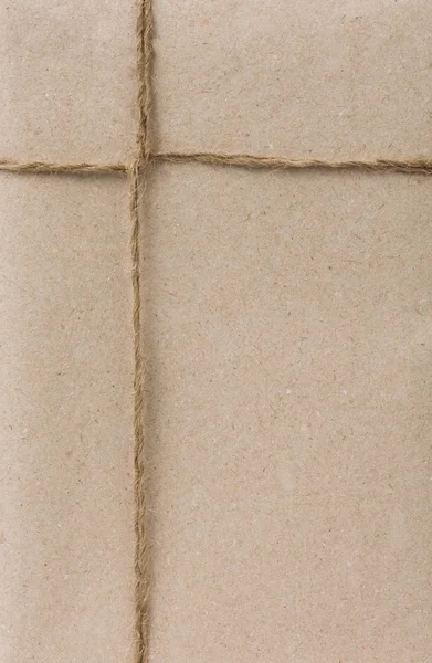 Kahverengi kağıt ile sarılmış parsel — Stok fotoğraf