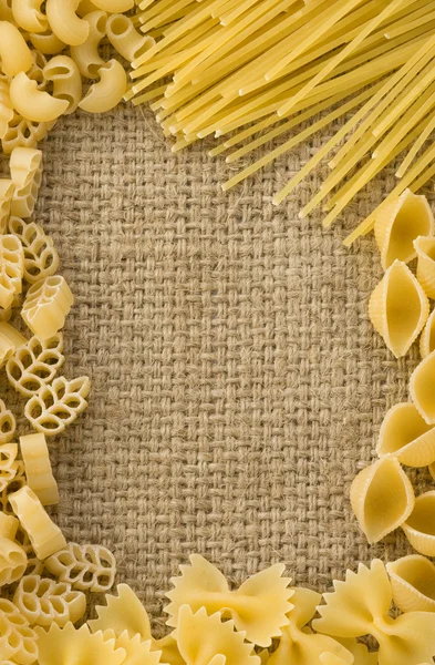 Rå pasta på säck säckväv — Stockfoto