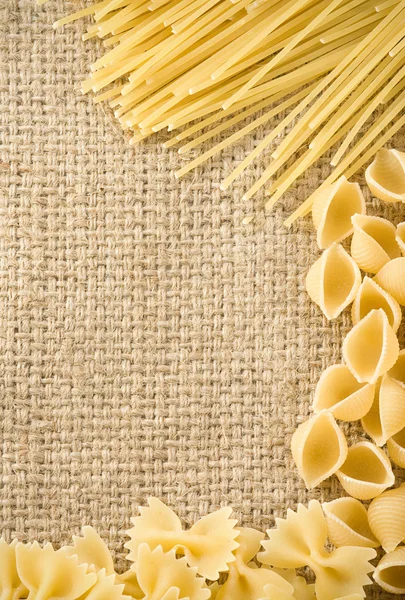 Rå pasta på säck säckväv — Stockfoto