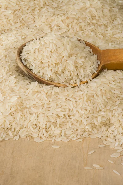 Niegotowane ryżu i drewniane łyżki — Zdjęcie stockowe