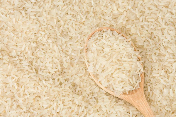 Niegotowane ryżu i łyżka — Zdjęcie stockowe