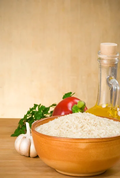 Ahşap üzerine pirinç ve besin madde — Stok fotoğraf