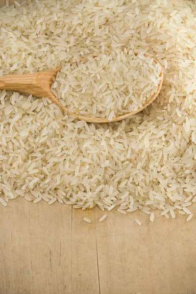 Рис и деревянная споо — стоковое фото