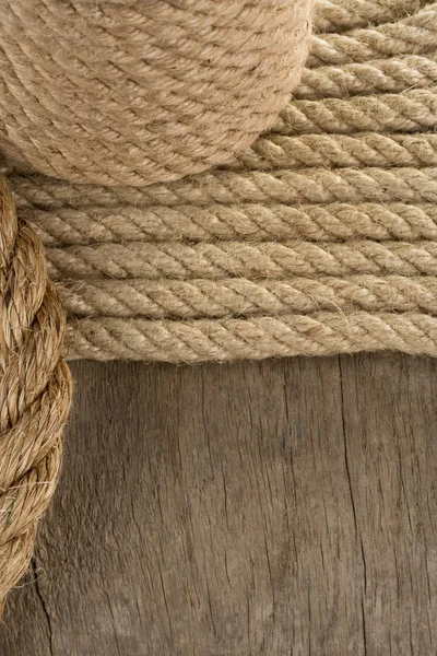 Lodní lana a staré dřevěné pozadí船のロープと古い木製の背景 — ストック写真