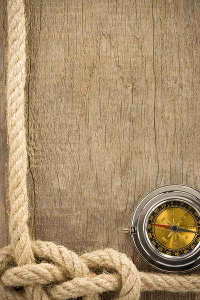 Schiffsseile und Kompass auf Holz — Stockfoto