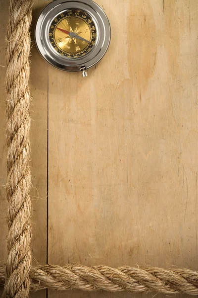 Судовые веревки и компас на древесине — стоковое фото