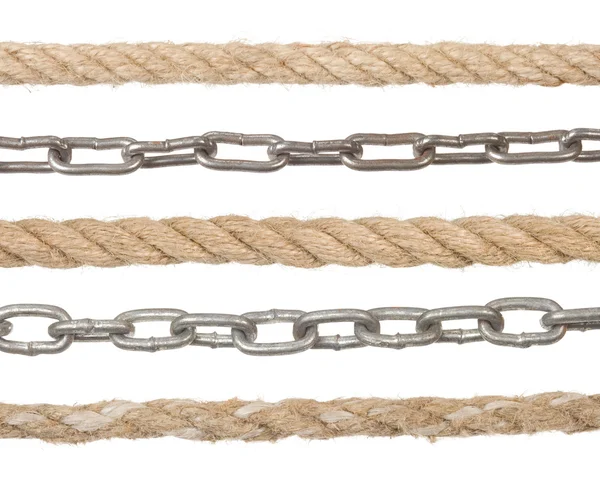 Мотузка і металевий ланцюг ізольовані на білому — стокове фото