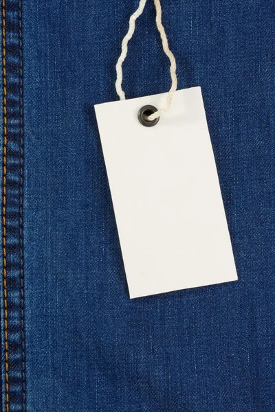 Preço tag sobre fundo jeans — Fotografia de Stock
