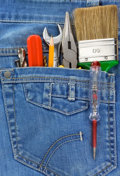 Εργαλεία στην παλιά τσέπη τζιν μπλε — Φωτογραφία Αρχείου