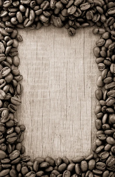 木の背景にコーヒー豆 — ストック写真