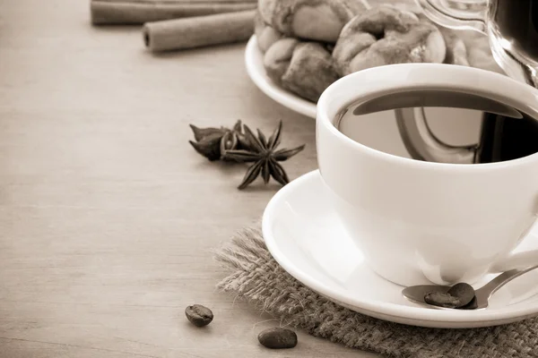Kaffee mit Bohnen und Kuchen auf Holz — Stockfoto