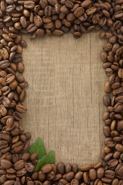 Koffiebonen op houtondergrond — Stockfoto