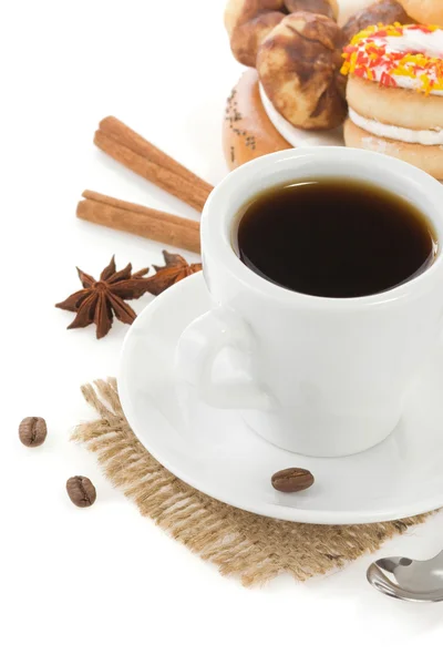 Šálek kávy s fazolemi a sladkosti, izolované na bílém — Stock fotografie