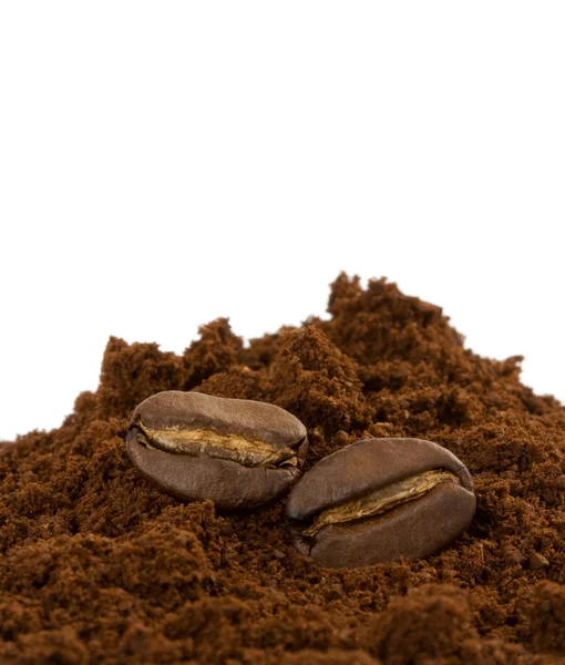 Kaffebönor och pulver isolerad på vit — Stockfoto