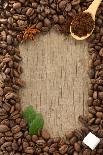 Café en poudre et haricots comme fond — Photo