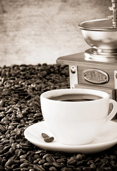 Φλιτζάνι καφέ με φασόλια σε σάκο φόντο — Φωτογραφία Αρχείου
