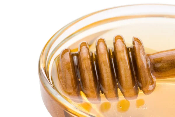 Frasco de vidro cheio de mel e pau isolado em branco — Fotografia de Stock