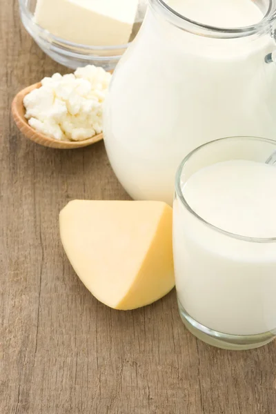 Productos lácteos y queso sobre madera —  Fotos de Stock