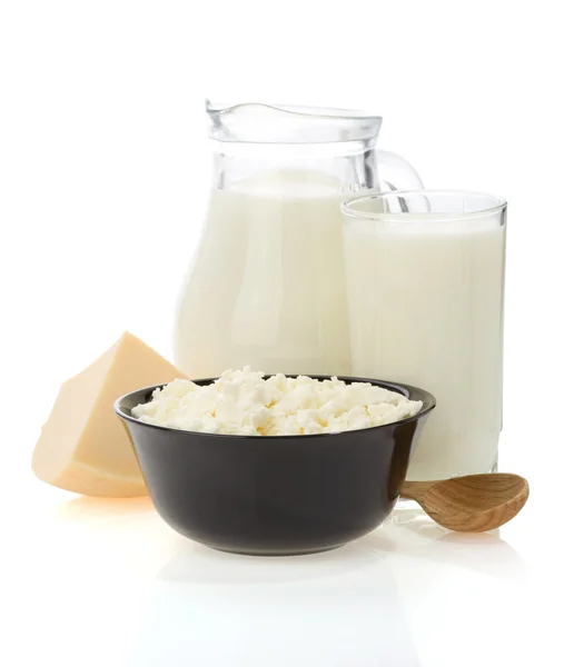 Γαλακτοκομικά προϊόντα απομονώνονται σε λευκό — Φωτογραφία Αρχείου