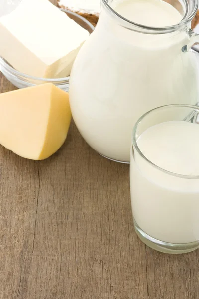 Productos lácteos y queso sobre madera —  Fotos de Stock