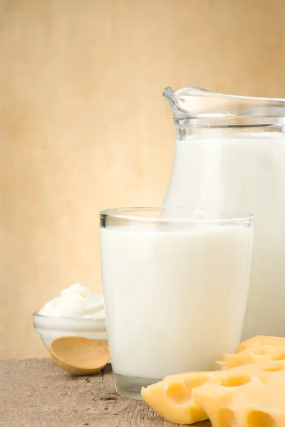 Productos lácteos y quesos aislados en negro —  Fotos de Stock