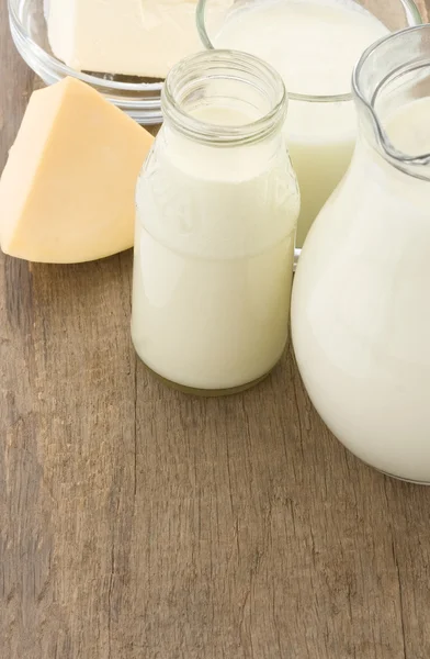 Milchprodukte und Käse auf Holz — Stockfoto
