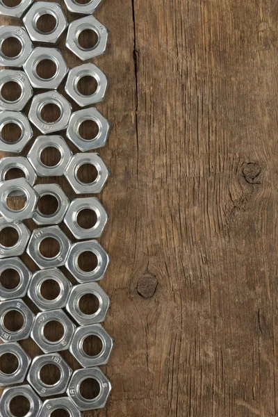 Narzędzia metalowe nakrętki na drewno — Zdjęcie stockowe