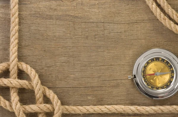 Touwen en kompas met pen op oude vintage houten schip — Stockfoto