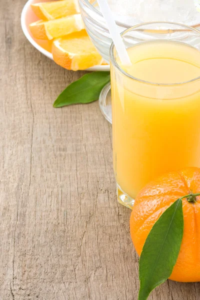 ジュース、オレンジ白で隔離されます。 — ストック写真