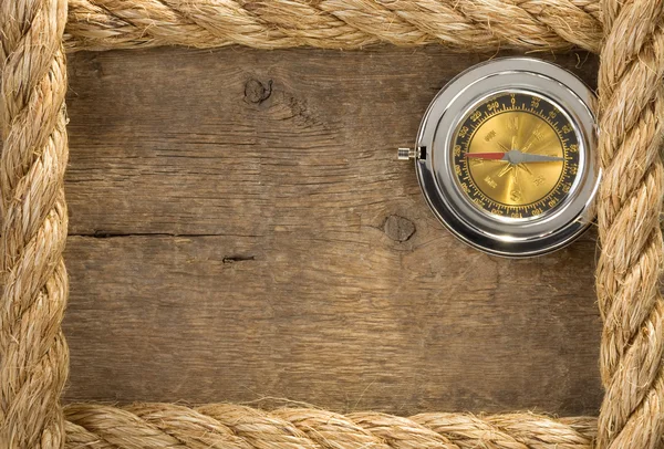 船舶绳索和用笔上旧复古指南针 — 图库照片
