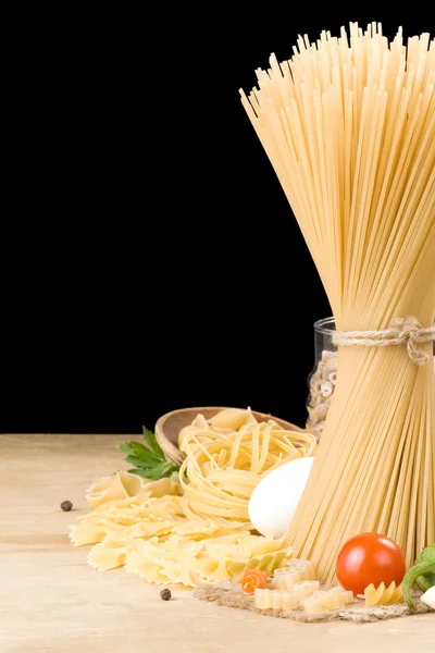意大利面和食品原料被隔绝在黑色 — 图库照片