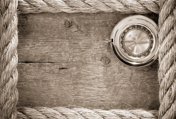 Lodní lana a kompas s perem na starých vinobraní — Stock fotografie