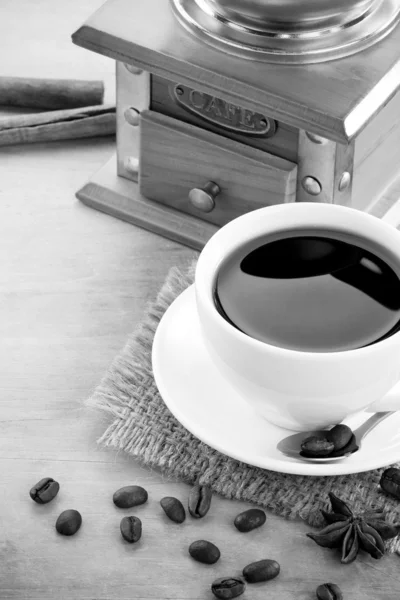 Чашка кави на смажених бобах на дерев'яному фоні — стокове фото
