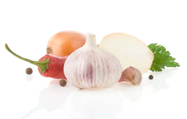 Ajo y verduras con especias de alimentos aislados en blanco —  Fotos de Stock