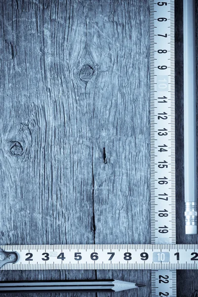 Matita e metro a nastro su legno — Foto Stock
