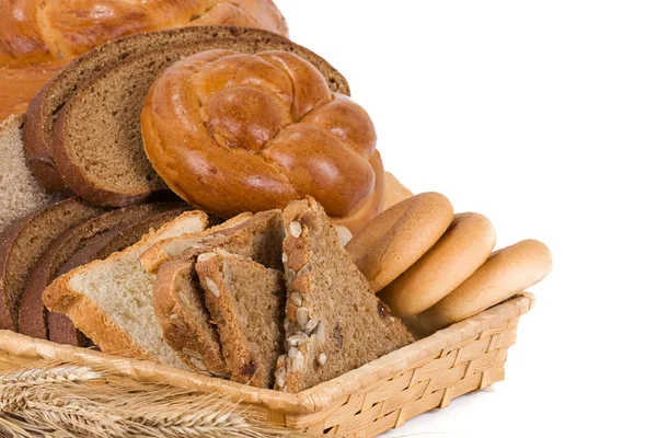 Brot im Korb — Stockfoto