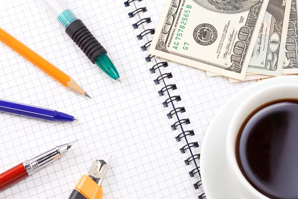 Στυλό, δολάρια και καφέ — Φωτογραφία Αρχείου