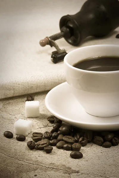 Чашка кофе и мясорубка — стоковое фото