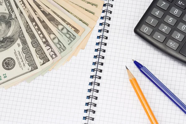 Pennen en dollars op pad — Stockfoto