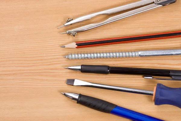 Penne e strumenti sul tavolo — Foto Stock